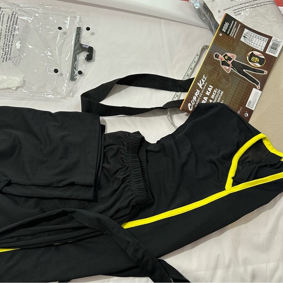 Cobra Kai Karate Kid Men’s Halloween Costume Set Standard Adult - Picture 3 of 4